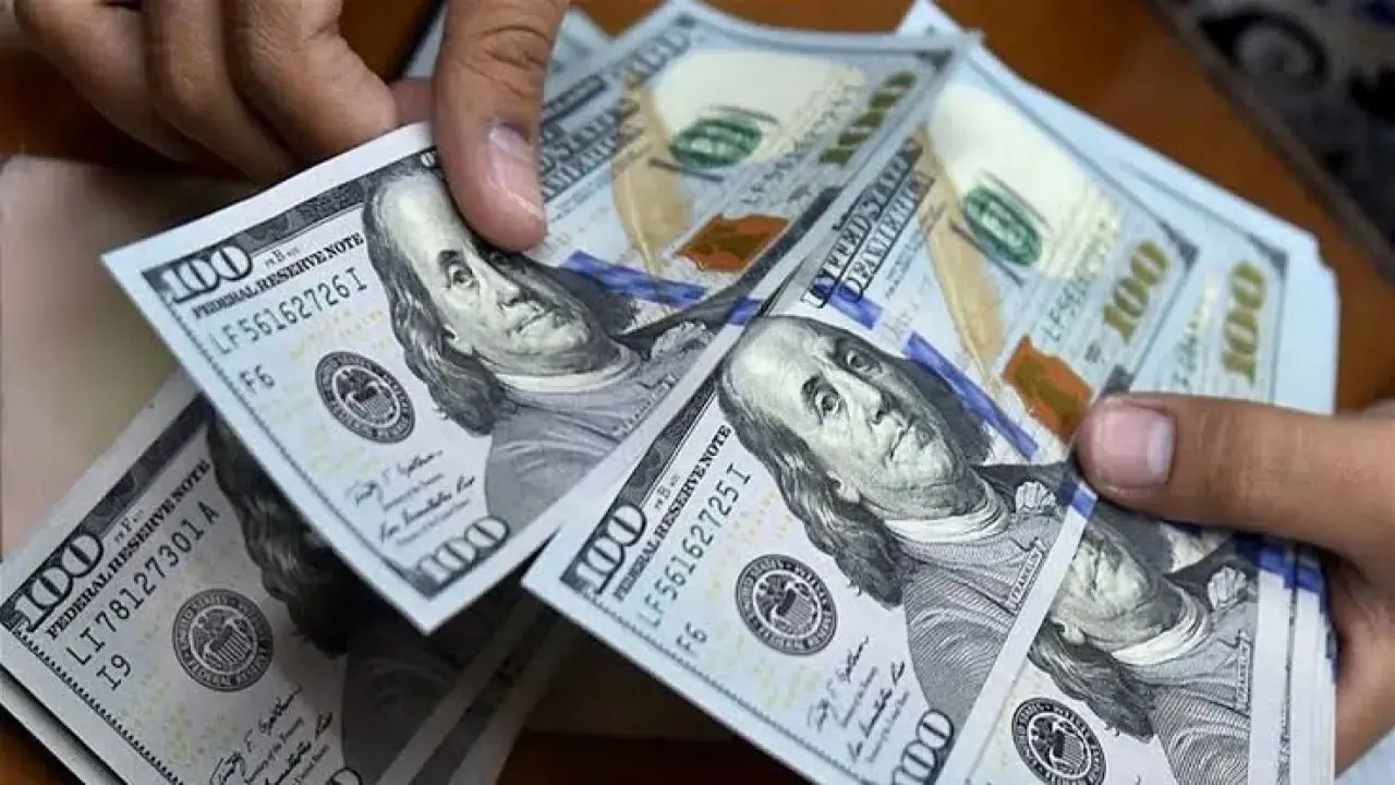 الدولار يصمد أمام ارتفاع أسعار النفط في الأسواق العالمية
